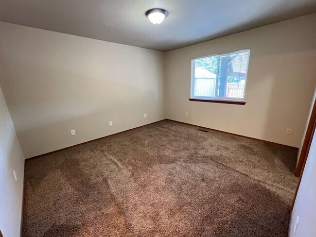 Building Photo - Beautiful 3 bed/2 bath home with garage, a/c and private covered patio!