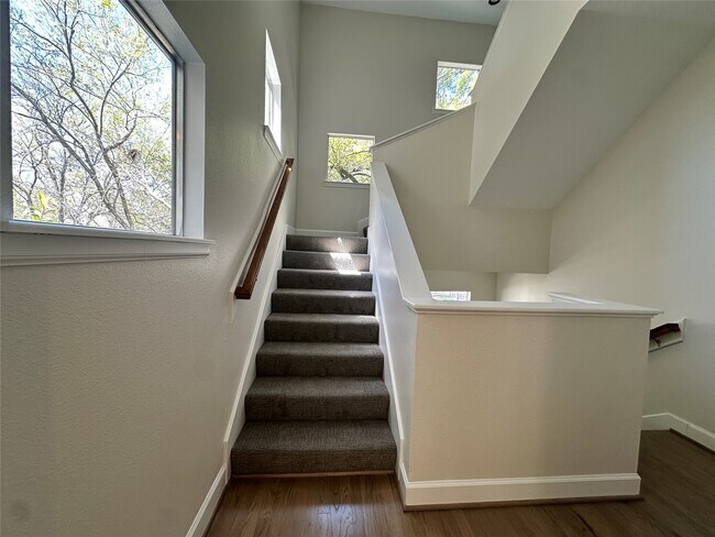 Building Photo - 2713 Crawford St