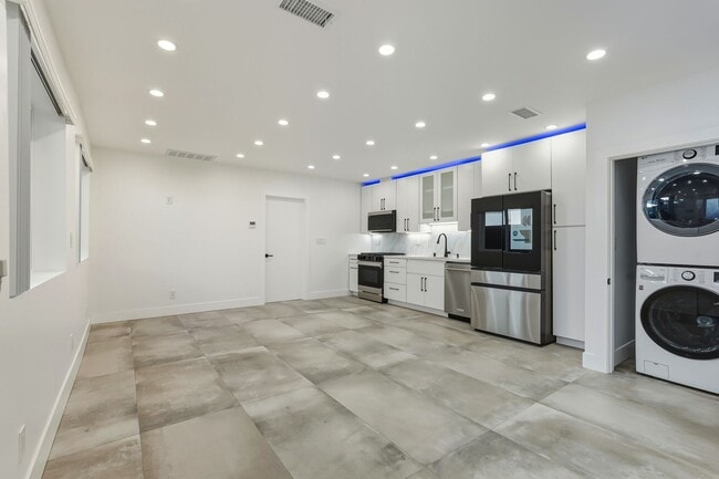 Building Photo - Luxury Newly Built 2 Bed, 2 Bath Home with Private Yard, Walk-In Closets & High-End Bespoke Kitchen