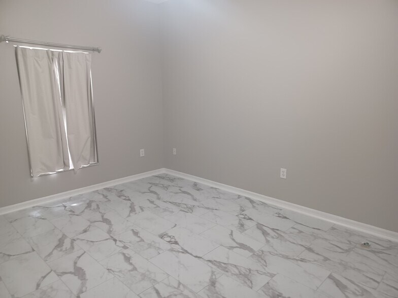 Building Photo - 2250 Candlewood Ln E