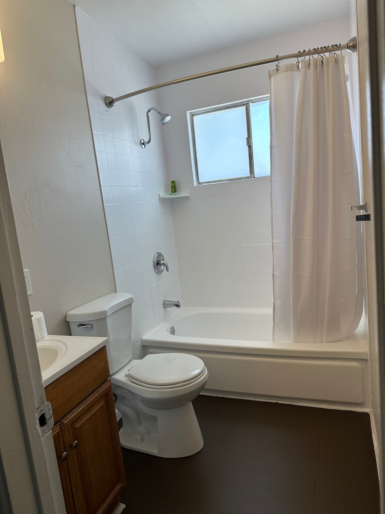 Shower and Tub - 13177 Nicola Rd