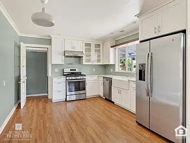 Building Photo - Charming 2-bedroom, 1-bathroom Sonoma Home - Available Now!