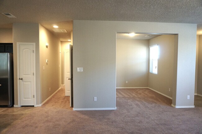 Building Photo - Wonderful 3 bedroom in Rio Rancho. Don't m...