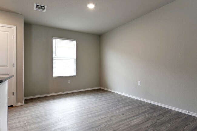 Building Photo - NEAR GOLF COURSE  |  3 BEDROOMS  |  2 BATH...