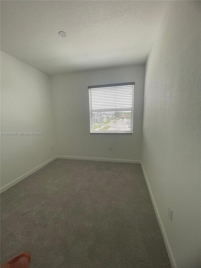 Building Photo - 204 SE 10th St