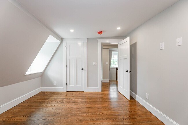 Building Photo - Modern 4bed 3 Bath with 3 parking