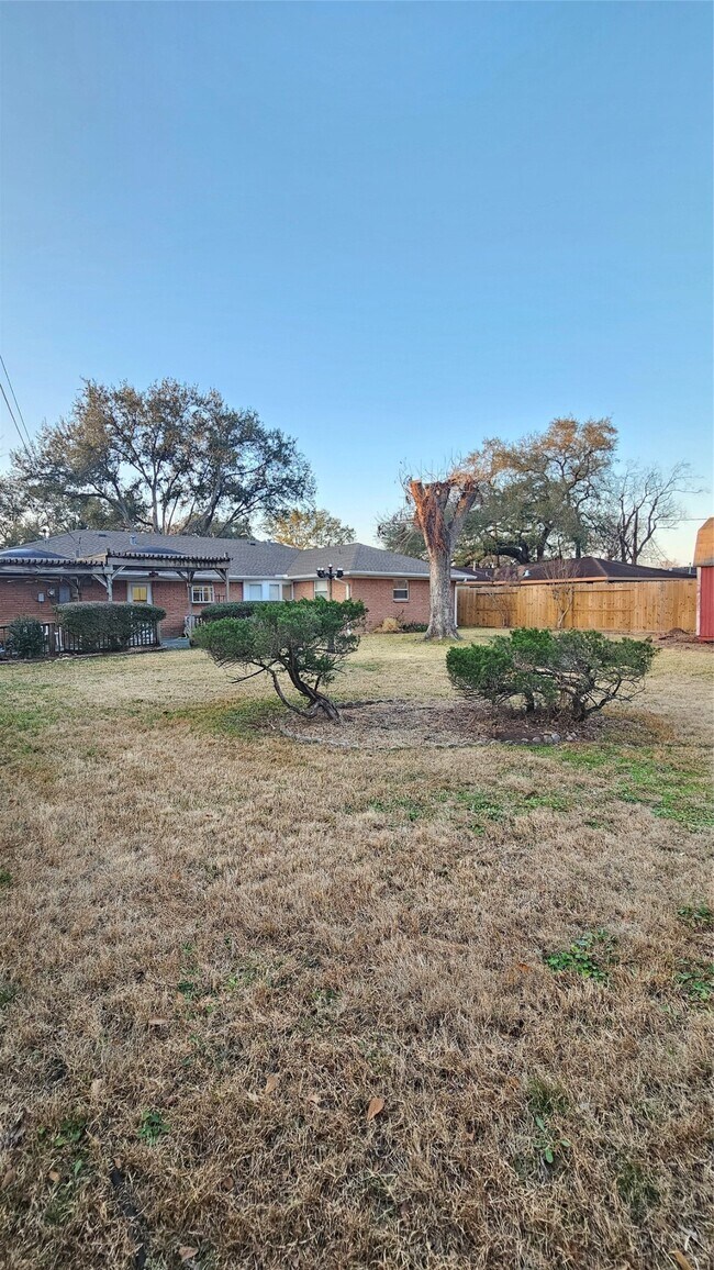 Building Photo - 1715 Pecan Ln