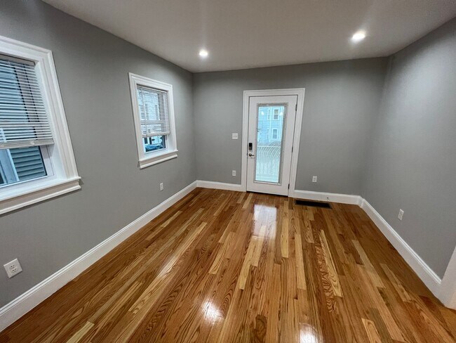Building Photo - Harvard/Inman Square, High-End Finishes, I...