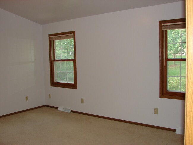 Master Bedroom with cathedral celing - 1445 Meadowcreek Ct