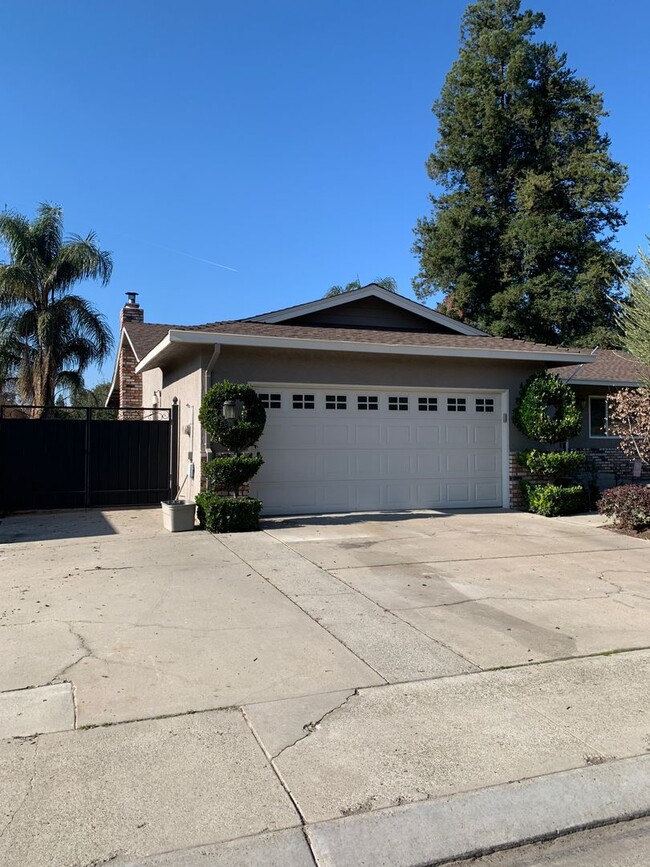 Building Photo - Beautiful single story home ready to be home