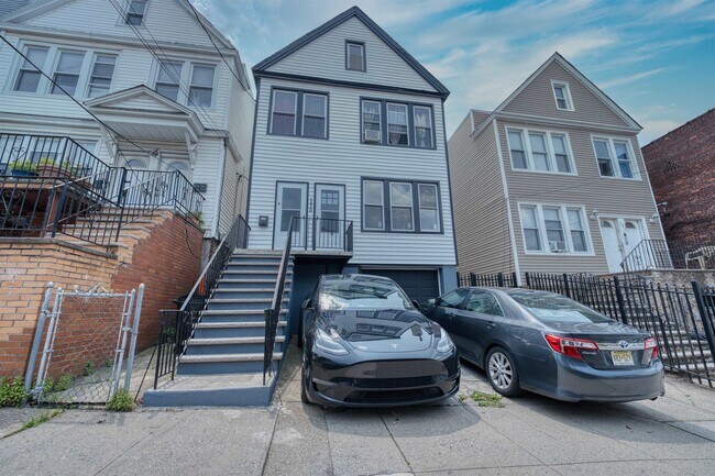 Building Photo - 175 Zabriskie St