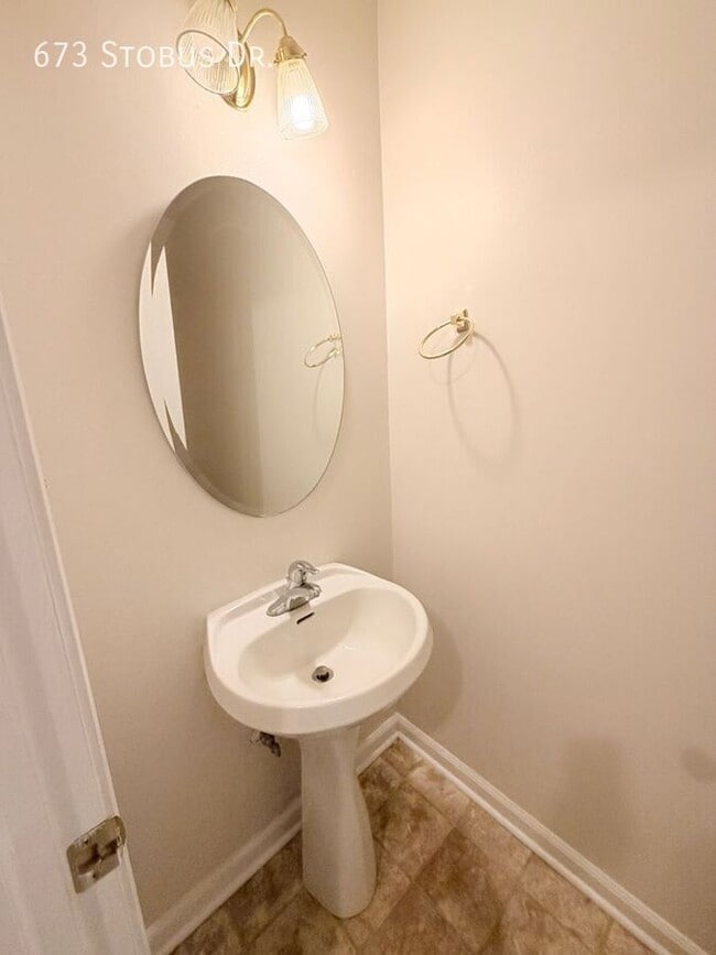 Building Photo - 673 Stobus Dr