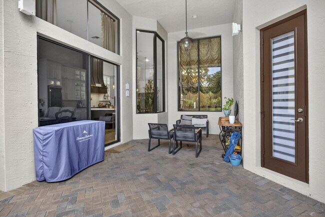 Building Photo - 10336 Trianon Pl