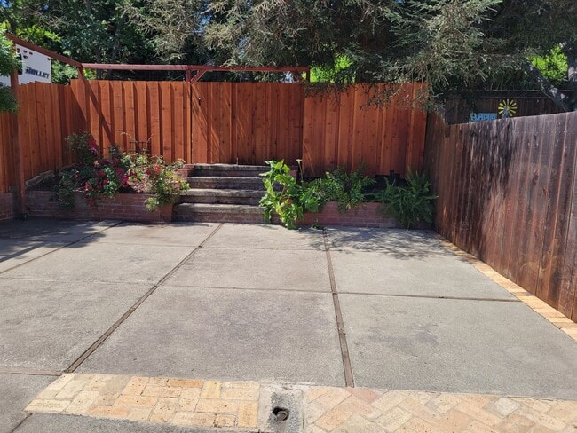 Building Photo - Super Cute Cottage on Large Lot in Quiet Area