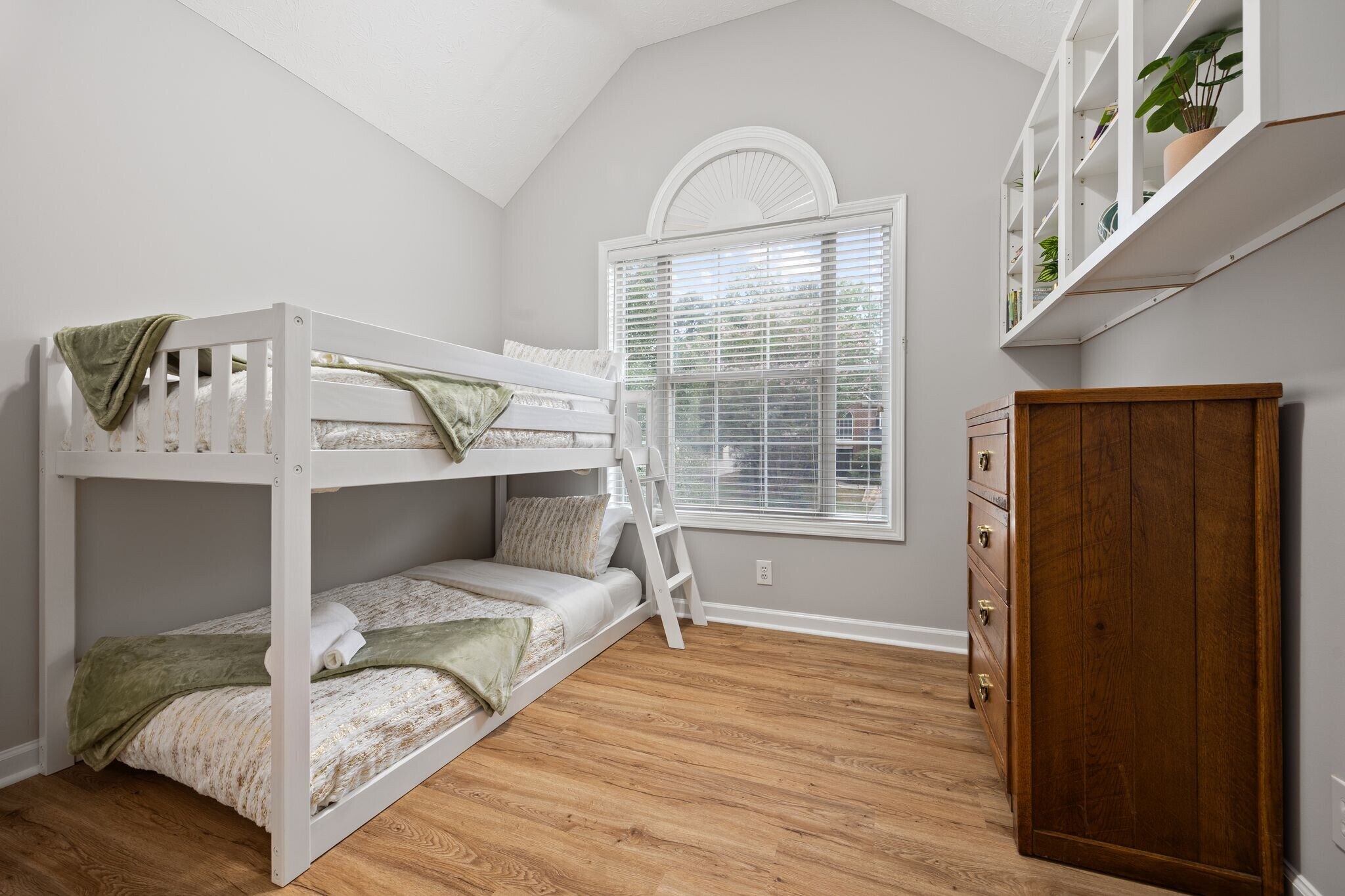 Building Photo - 350 Saddle Bridge Dr