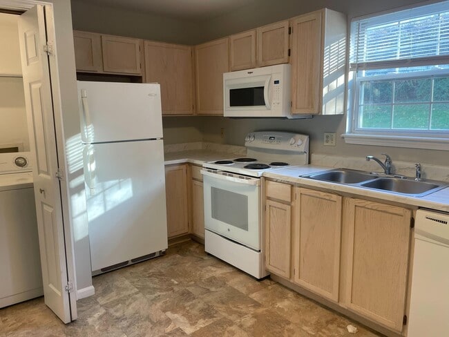 Building Photo - 214 Nikki Way