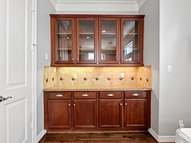 Building Photo - 625 Hartman St