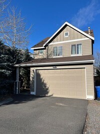 Building Photo - Quiet 3 Bed/2.5 Bath Home With Fenced Back...