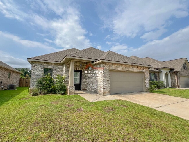 Building Photo - Beautiful 3 bedroom home centrally located...