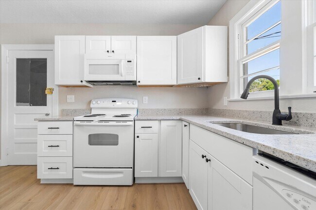 Building Photo - 9 Spencer St