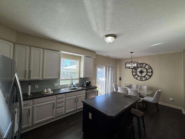 Building Photo - 5985 Inslee Rd