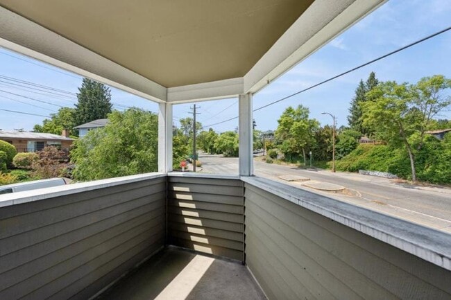 Building Photo - 4 bedroom in Seattle WA 98103