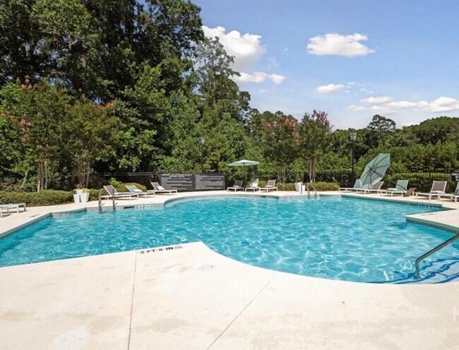 Building Photo - Townhome fresh paint and new carpet! Won't...