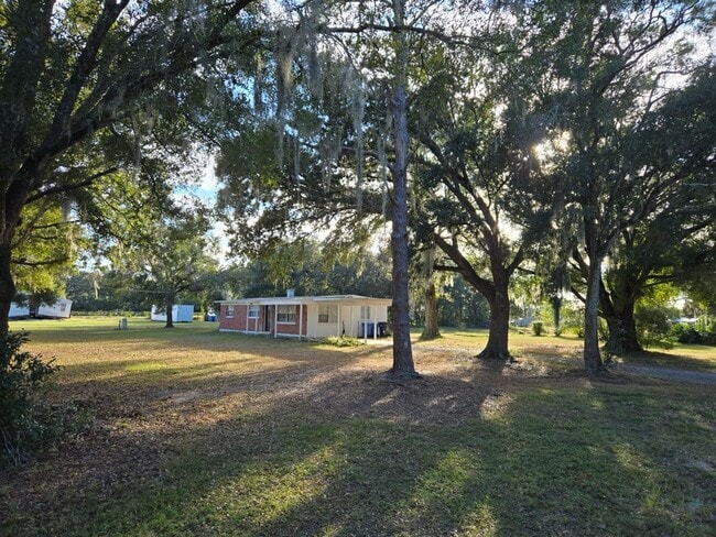 Primary Photo - Spacious 3-Bed, 1-Bath Home on Quiet Road ...