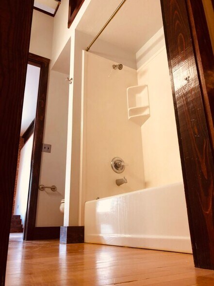 Building Photo - 115 E Tyler