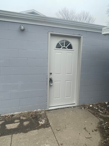 Building Photo - 116 W Dawes Ave