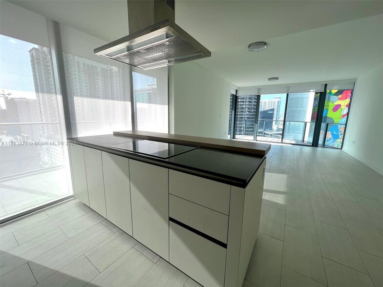 Building Photo - 1000 Brickell Plz