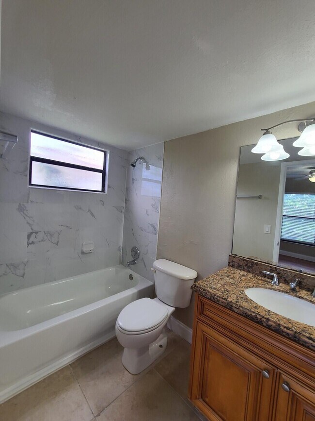 Building Photo - 1520 Lake Crystal Dr