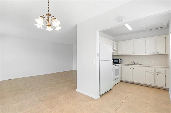 Building Photo - 410 Fanshaw J