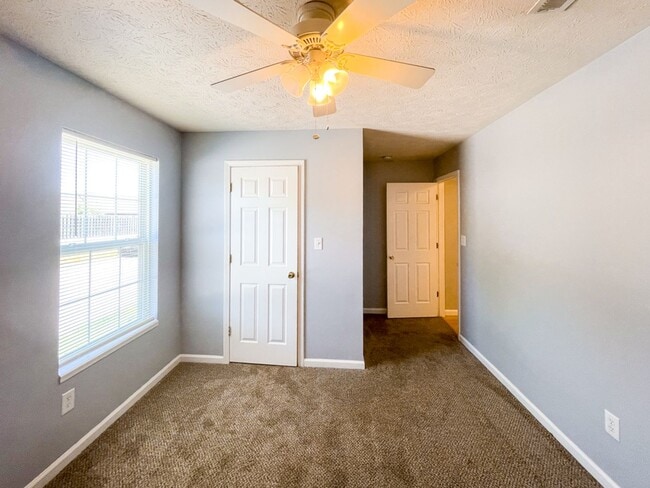 Building Photo - 4740 Kelvington Dr