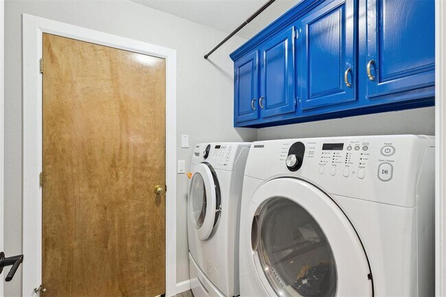 Building Photo - 824 Hunter Pl