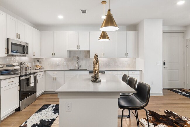 Building Photo - 1301 Leah Ave