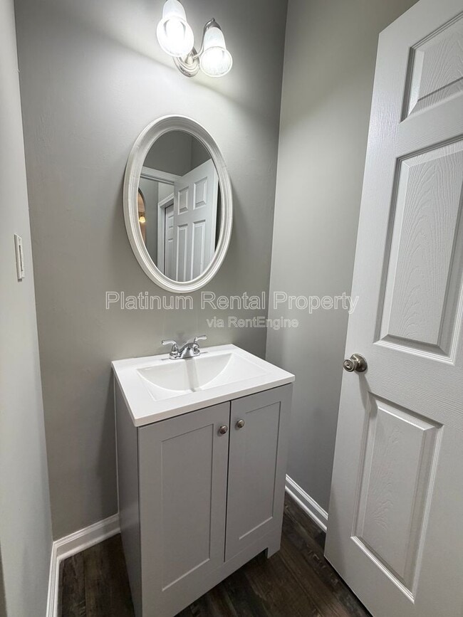 Building Photo - 250 Amal Dr SW