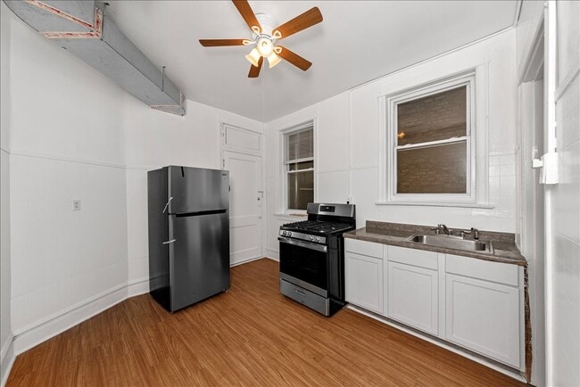 Building Photo - 1353 W Catalpa Ave