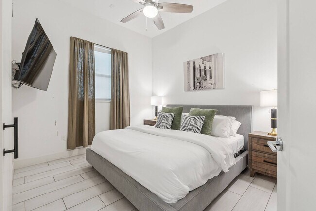 Building Photo - Luxury 1 Bedroom + Flex Space | 2 Full Baths | 975 Sq. Ft. | The Cedars, Dallas