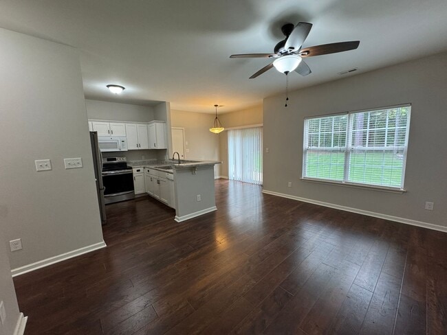 Building Photo - Move-in Ready! **Move-in Special** $250 of...