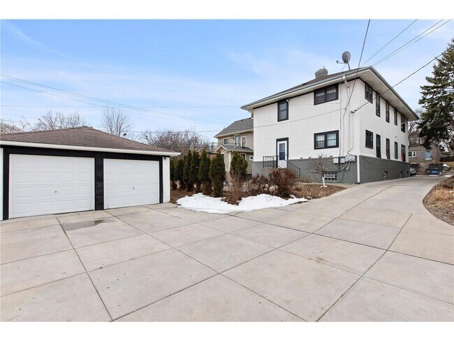 Building Photo - 4749 Harriet Ave