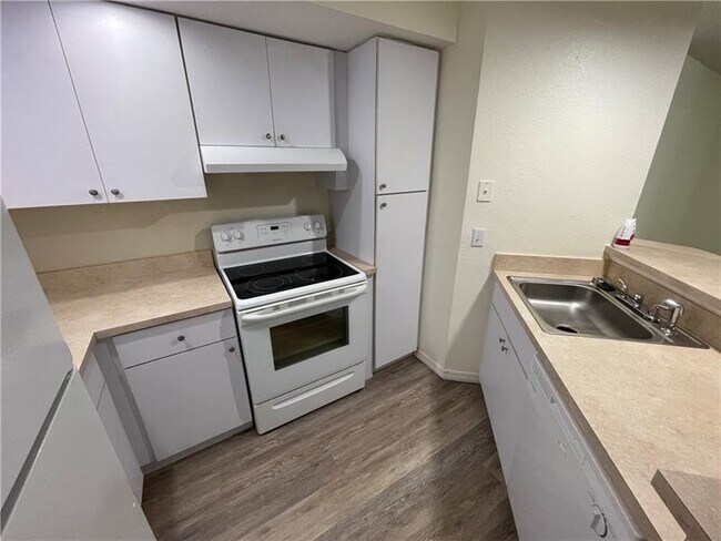 Building Photo - 3430 Pinewalk Dr N