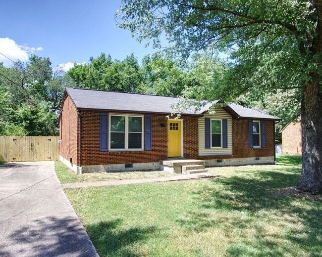Building Photo - 3 Bedroom 1.5 Bath House w/Large Yard- Easy access to OHB and Nolensville Pk $1950