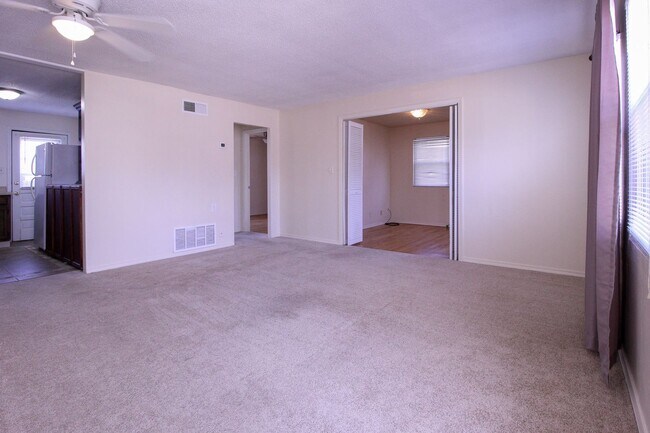 Building Photo - Charming Midtown Condo 2 Blocks From Brookside!