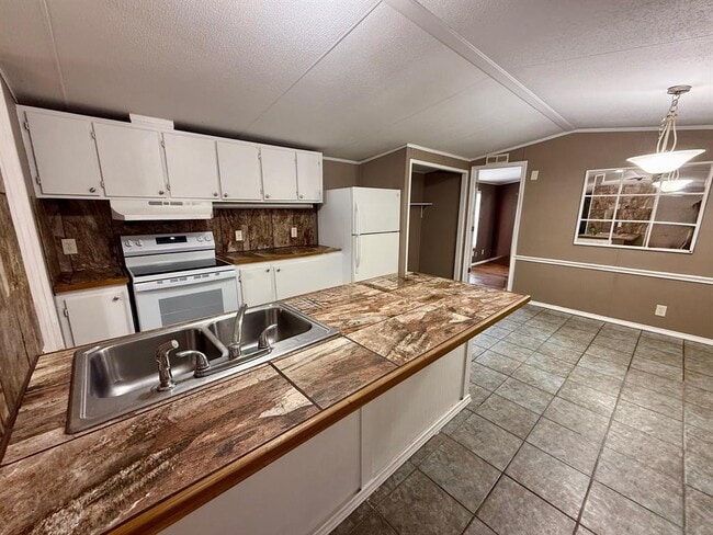 Building Photo - 22786 Cuttler Rd
