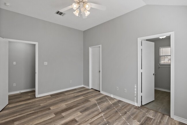 Building Photo - 1002 Crested Point Dr