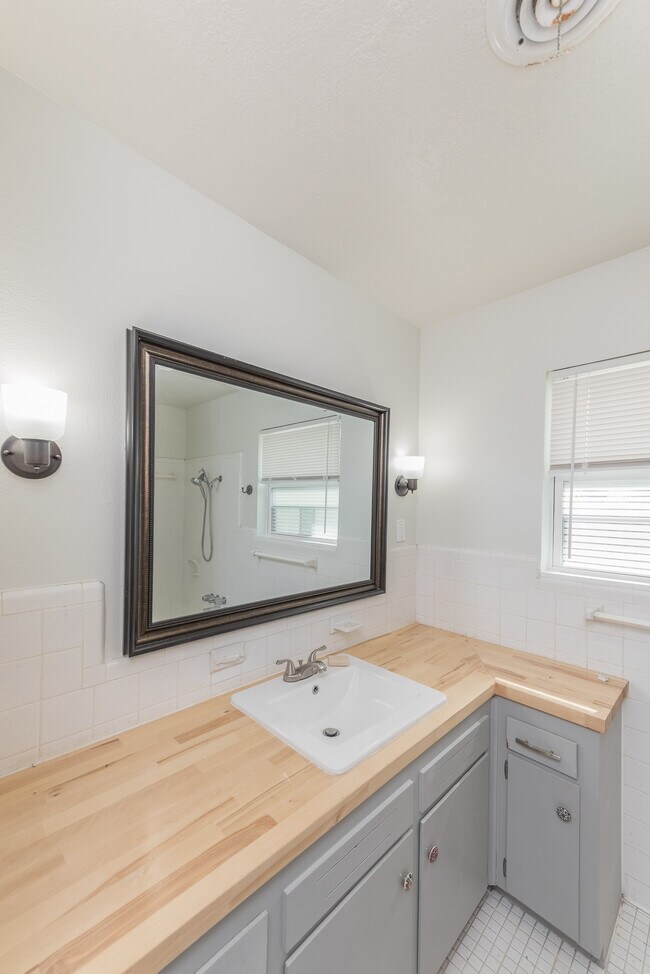 Building Photo - 3995 Tom Ln Dr