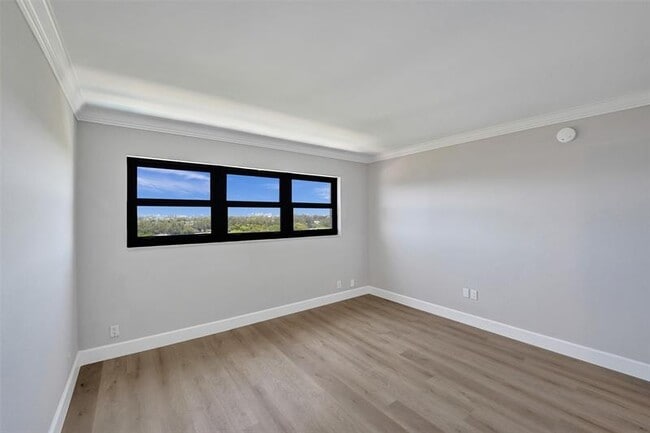 Building Photo - 3200 Port Royale Dr N