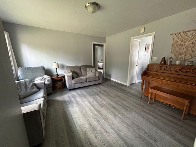 Building Photo - Lovely home in quiet neighborhood for rent