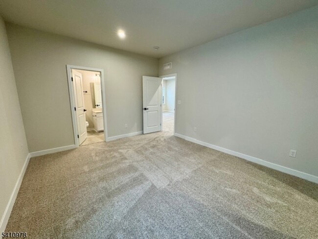 Building Photo - 61 Willow Ln